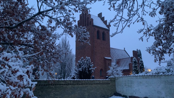 Ishøj Kirke og omkringstående træer er dækket af sne