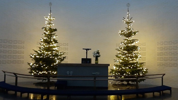 Tændte juletræer ved alteret i Vejleå Kirke
