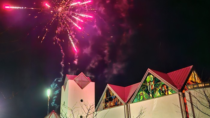 Vejleå Kirke med fyrværkeri på himlen nytårsaften