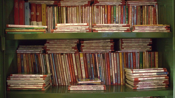 Grønne bookshelf med mange bøger.