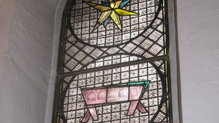 Buntes Kirchenfenster mit drei bunten Glasbildern