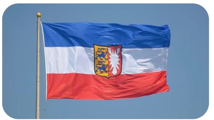 Flagge Schleswig-Holsteins mit horizontalen blau-weißen-roten Streifen und einem zentralen Wappen.