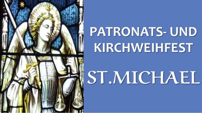 Bemalte Glasdarstellung des Heiligen Michael mit Text zur Ankündigung des Patronats- und Kirchweihfestes.