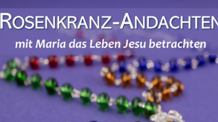 Ein Rosenkranz mit Kreuz und bunten Perlen, der im Oktober zur Besinnung auf das Leben Jesu mit Maria einlädt.
