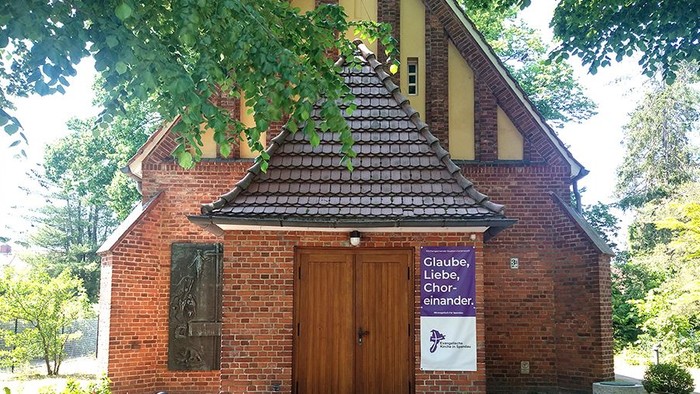 Kirche Staaken-Gartenstadt im Sommer 