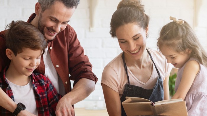 Eine Familie bereitet gemeinsam Essen zu.