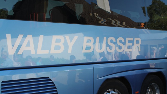 Et blå bus med navnet Valby Busser skriftet på siden