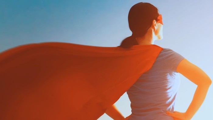 Eine Frau mit Superhelden-Outfit