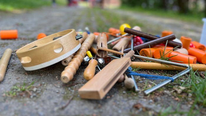 Ein Haufen Spielzeuge liegt auf dem Boden im Park