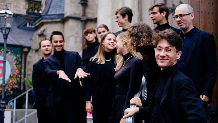 Vokalensemble Goldmund auf den Stufen vor der Thomaskirche in Leipzig