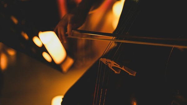 Nahaufnahme Cello beim Spielen