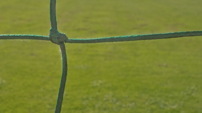 Ein grünes Netz auf einem Fußballfeld.