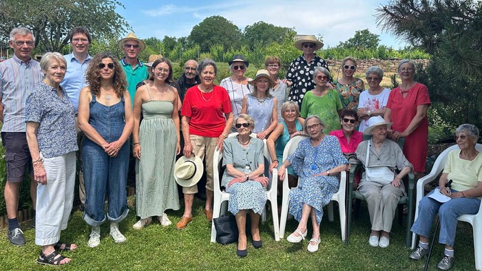 Groupe de personnes posant en extérieur dans un jardin