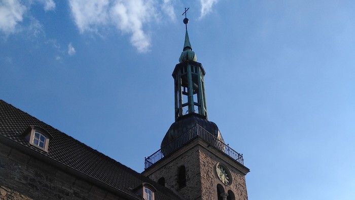 Das Bild zeigt den Kirchturm der Johannis-Kirche in Witten.