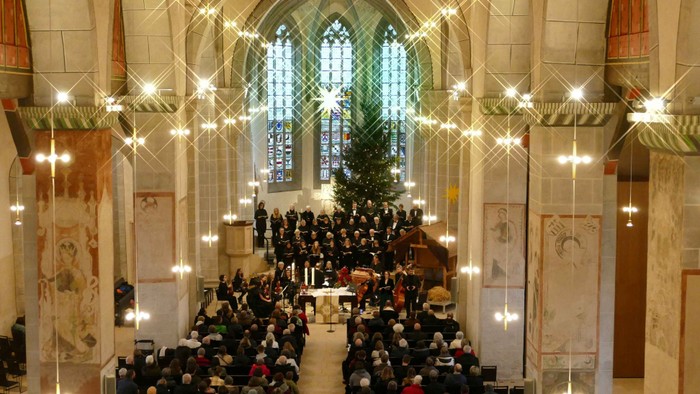 Blick von der Kaiserempore der Stiftskirche Kaufungen auf den Chorraum mit Weihnachtsbaum und Kaufunger Kantorei und das Kirchenschiff