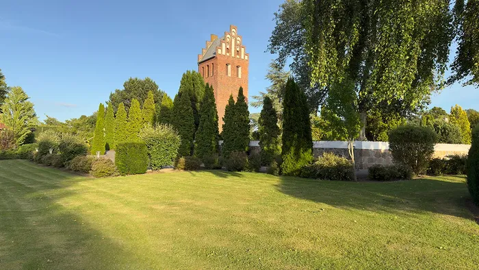 Græsted Kirke set fra nordvest om sommeren