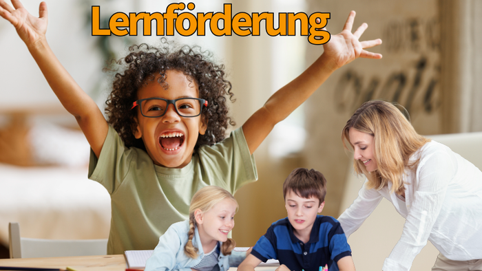 Begeisterte Kinder feiern Lernerfolge mit einer Lehrkraft im Klassenzimmer.
