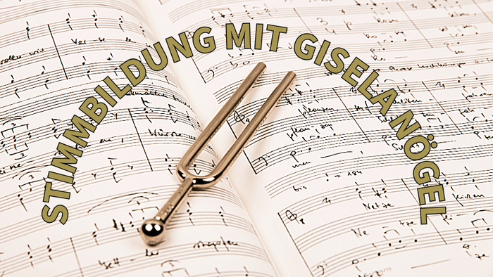 Eine Becke liegt auf aufgeschlagenen Notenblättern mit dem Text „Stimmbildung mit Giselanggel“ auf Deutsch.