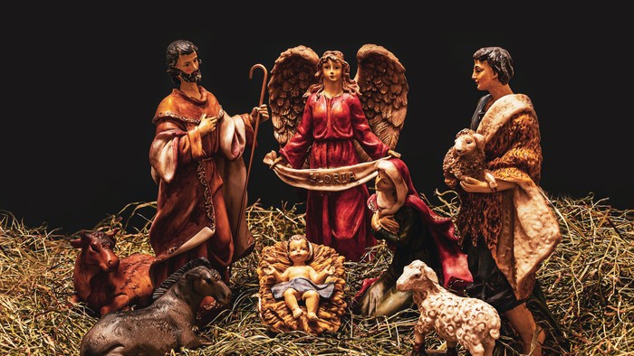 En julekreds med Jesusbarn, Maria, Josef, engler og dyr.