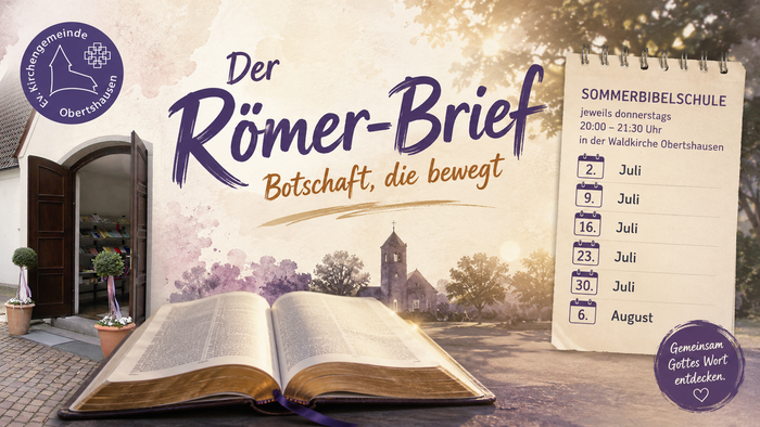 Im Mittelpunkt liegt eine aufgeschlagene Bibel, darüber steht der Titel „Der Römerbrief – Botschaft, die bewegt“. Links ist die geöffnete Eingangstür der Waldkirche zu sehen, rechts ein Kalenderblock mit den sechs Donnerstagsterminen der Veranstaltungsrei