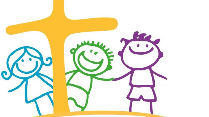 Das Bild zeigt drei Kinder vor einem Kreuz mit dem Text