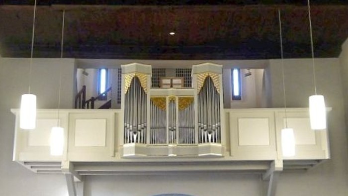 Blick auf die Orgelempore in der Dorfkirche Schönefeld