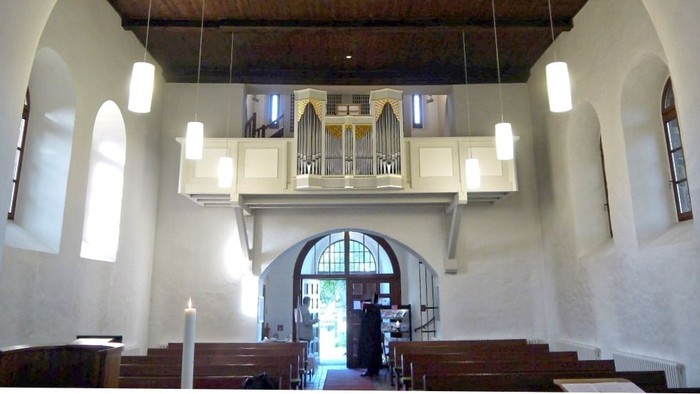 Blick auf die Orgelempore in der Dorfkirche Schönefeld