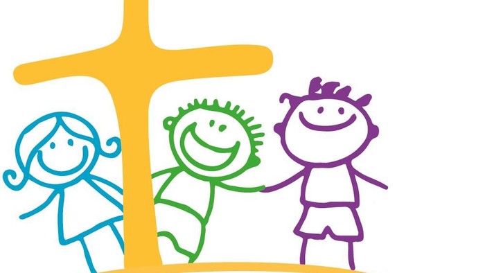 Das Bild zeigt drei Kinder vor einem Kreuz mit dem Text