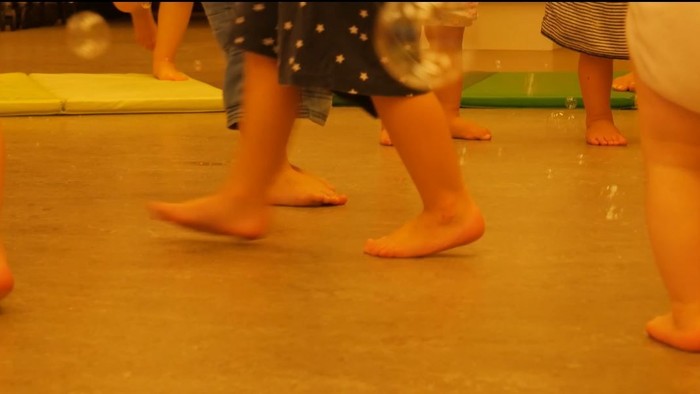 Børn danser i en sirkel.