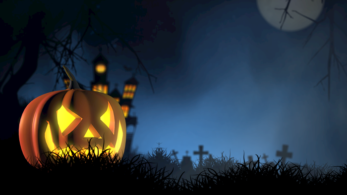 En glowende pumpkarligt på en gravhaug i en mørk skov med en fuldmåne og en ruine.