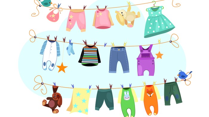 Bunte Kinderkleidung und Stofftiere, die an einer verspielten Wäscheleine mit dekorativen Sternen und Vögeln hängen.