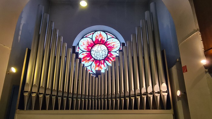 St. Antonius Alstaden_Orgelpfeifen Pedalwerk mit Rosette im Hintergrund