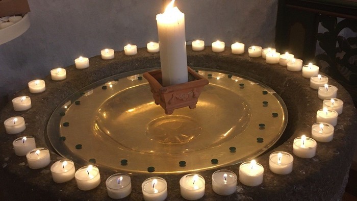 Døbefont med levende lys