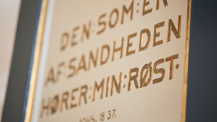 Guldtryk af bibelsnit på papir.