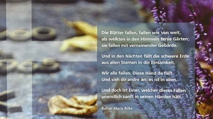 Eine Gemeinde-Newsletter-Titelseite mit Herbstblättern, Gedichten und kirchlichen Texten auf Deutsch.
