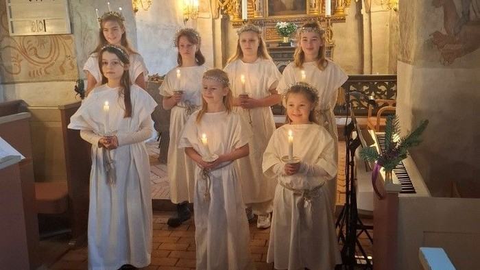 Korpiger synger Lucia i kirken