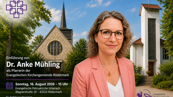Die Grafik zeigt ein Porträt einer Frau vor zwei Kirchengebäuden mit Bäumen und blauem Himmel. Links stehen Textinformationen auf dunklem Hintergrund, oben links ist ein violettes Facettenkreuz zu sehen.