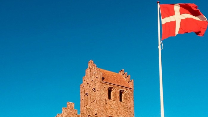 Danmarks flag på rusteferne ved middelalderborg