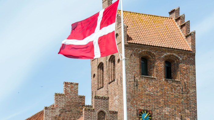 Dansk flag på kirke.