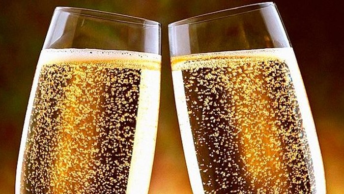 Tochampagneglaser fyllet med bulles.