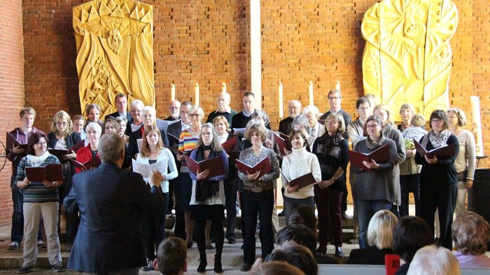 Ein Chor singt in einer Kirche vor einem Publikum