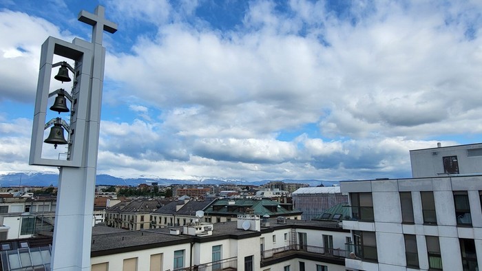 Städtische Skyline unter bewölktem Himmel mit markantem Werbeschild.