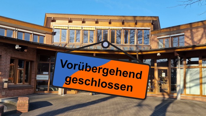 Vorübergehend geschlossen: Modernes Gebäude mit großen Fenstern und einem Schild vor dem Eingang.
