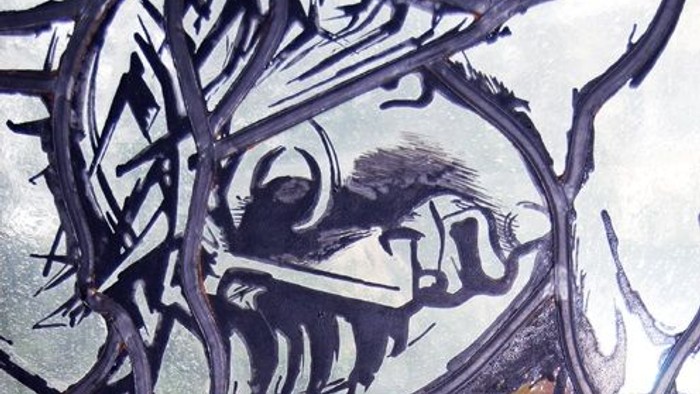 Ein abstraktes Kunstwerk mit schwarzen und weißen Farbtönen, das eine menschliche Figur zu zeigen scheint