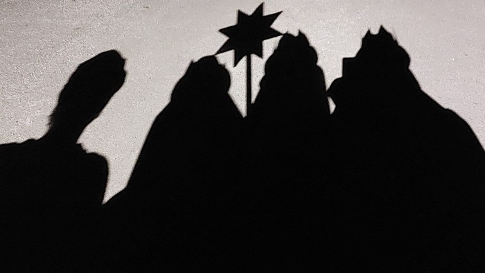 Schatten von vier Personen vor Weihnachtsstern