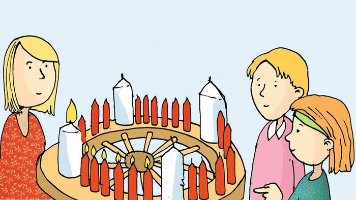 Ein Mädchen und ein Junge stehen vor einem Adventskranz mit brennenden Kerzen.