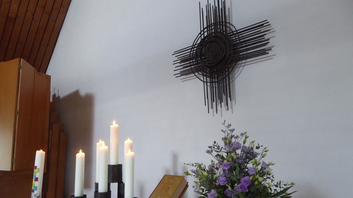 Altar Lehnheim mit Kerzen, Blumen und Kreuz