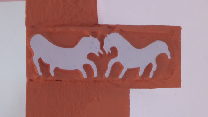 Zwei weiße Pferde, Wand Kirche Queckborn
