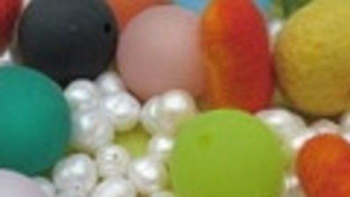 Bunte Perlen und Perlen in einem dekorativen Arrangement zusammengesteckt.