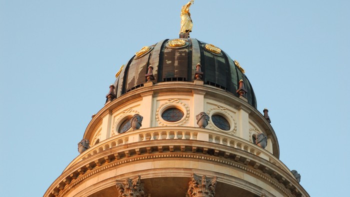 Das Bild zeigt die Kuppel des Berliner Gendarmenmarkts.